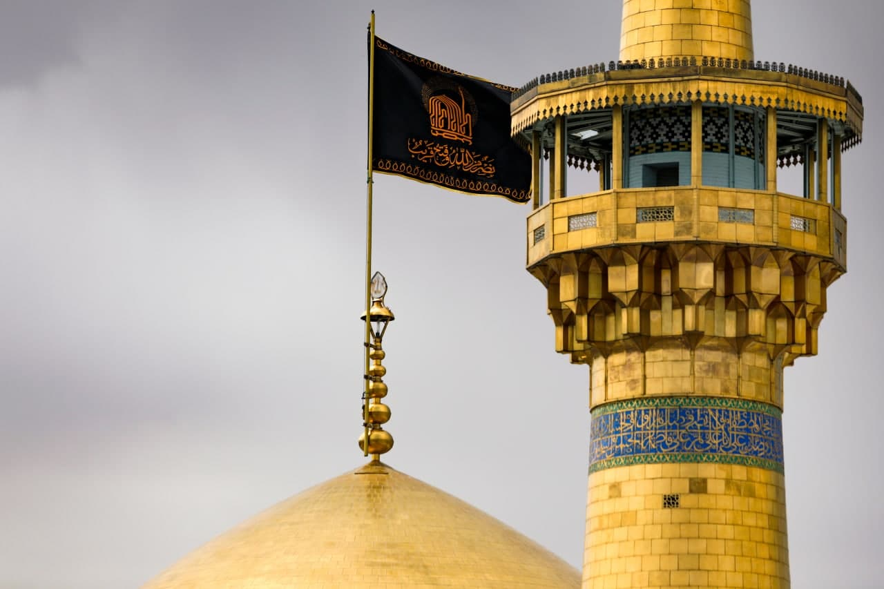 تصویر باکیفیت از پرچم سیاه عزا گنبد مطهر امام رضا علیه السلام